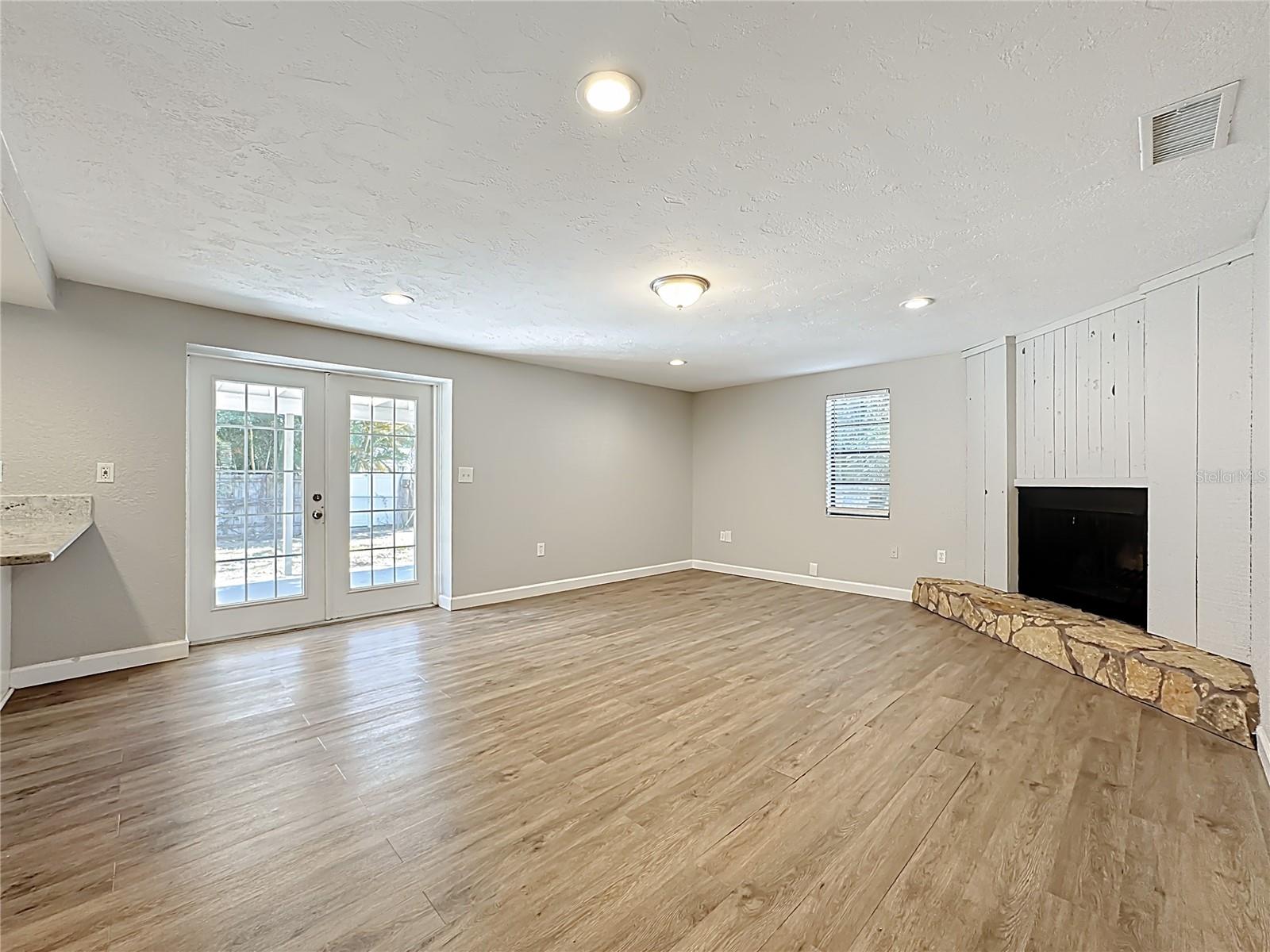 Image 16 of 49 For 2144 Oak Terrace