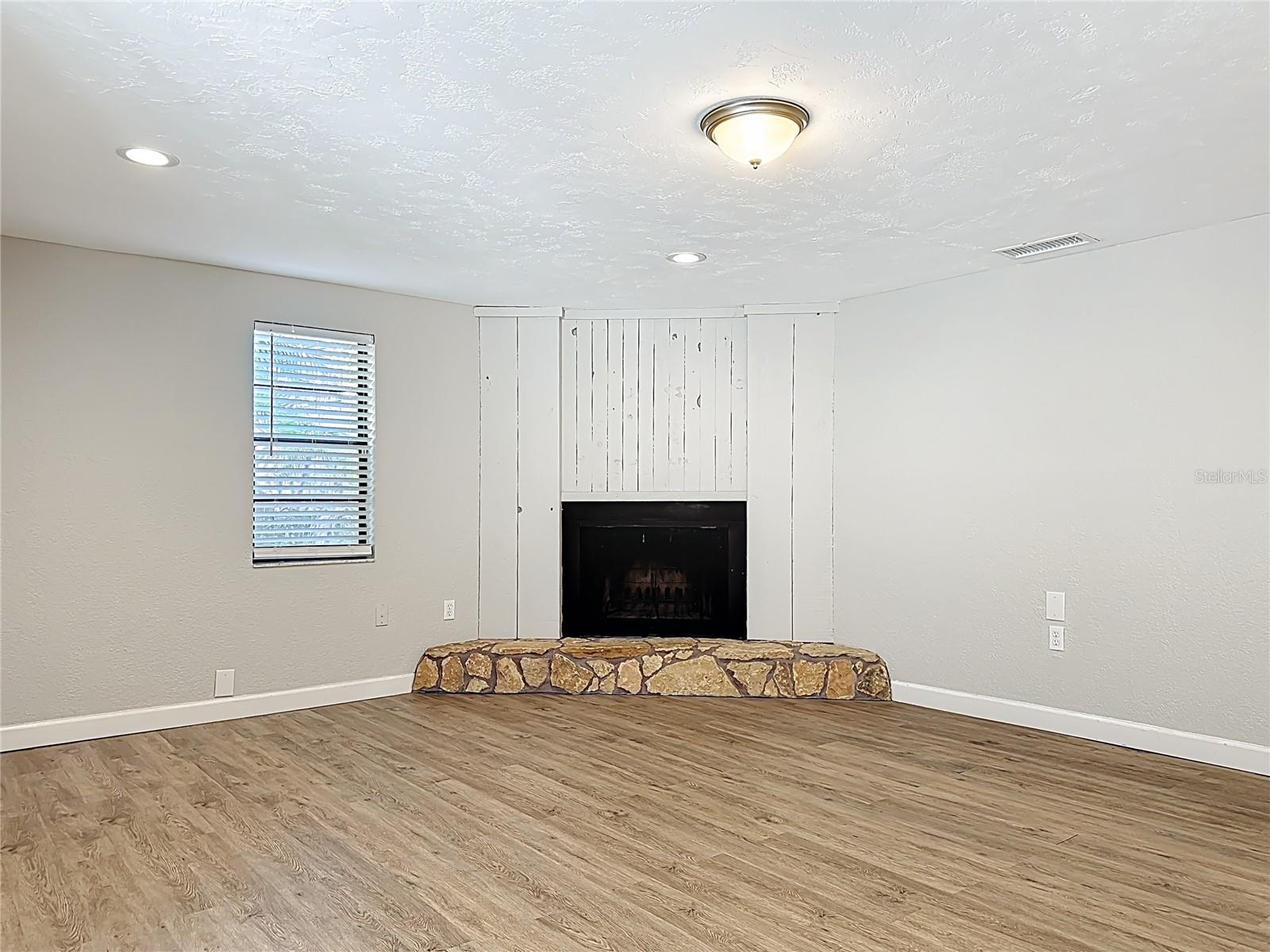 Image 18 of 49 For 2144 Oak Terrace