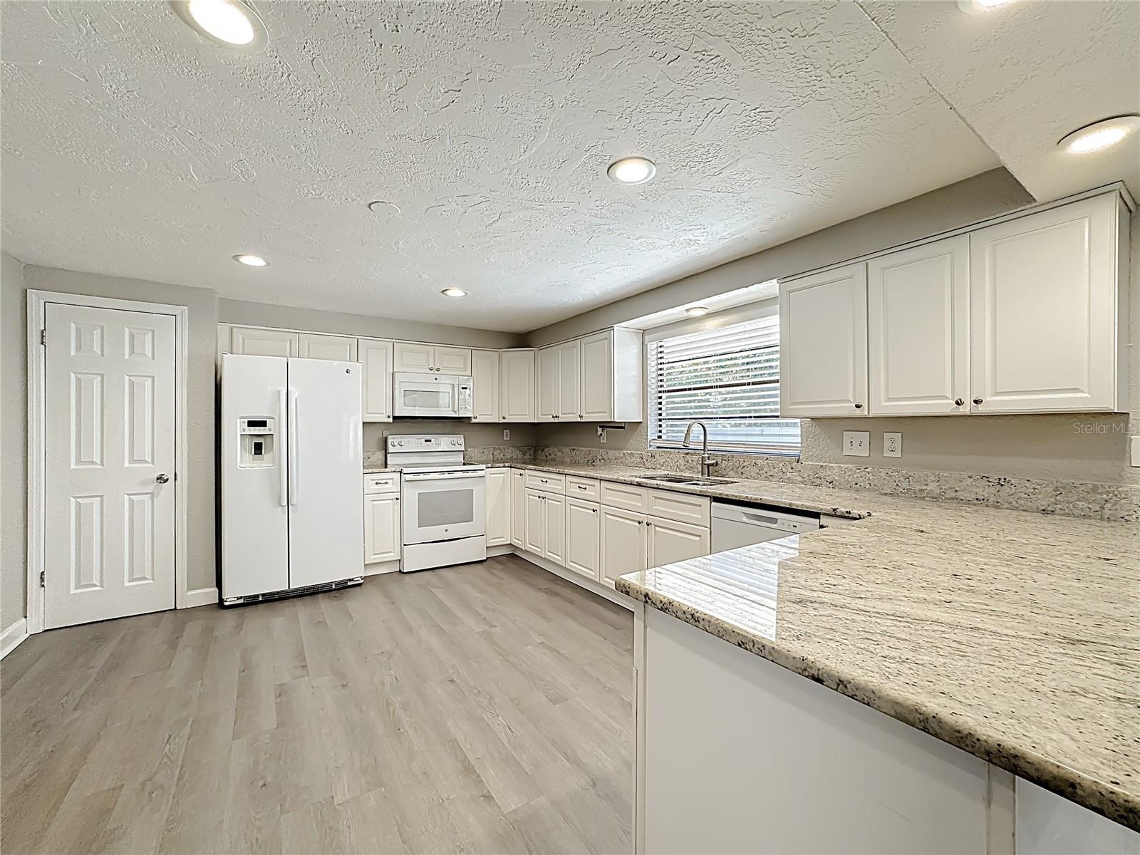 Image 23 of 49 For 2144 Oak Terrace