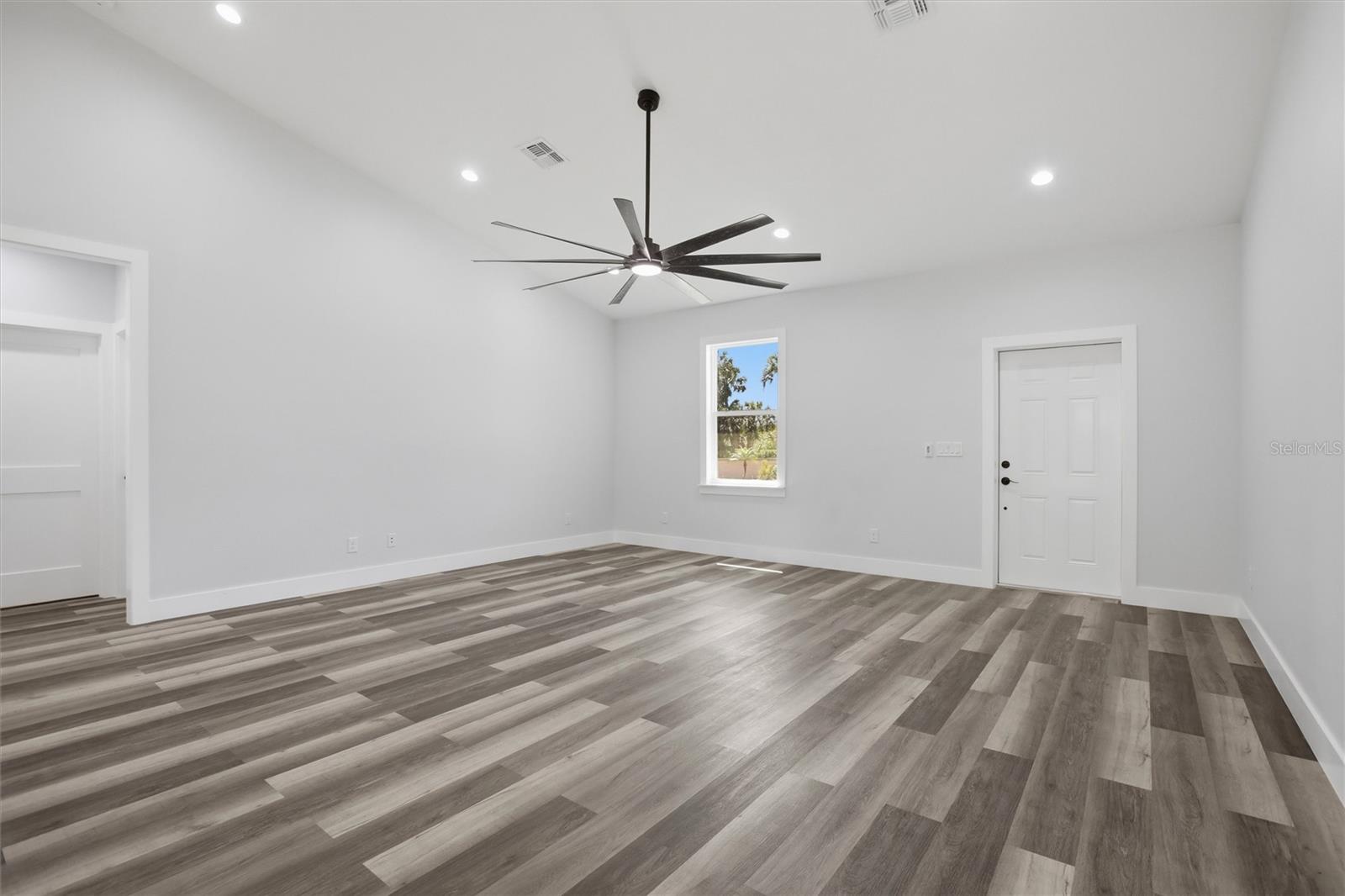 Image 3 of 37 For 2440 Hiawatha Street