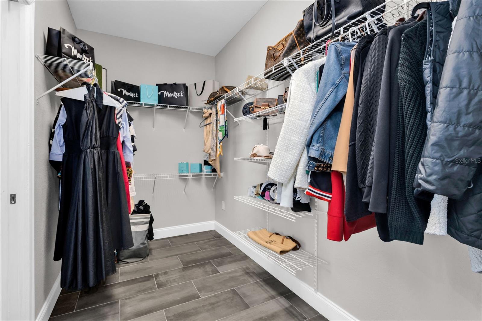 Image 44 of 87 For 276 Lewis Circle 112