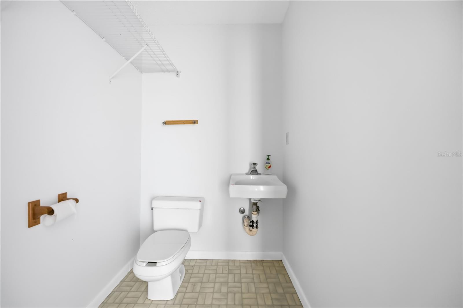 Image 11 of 52 For 2061 Englewood Road # 1-7