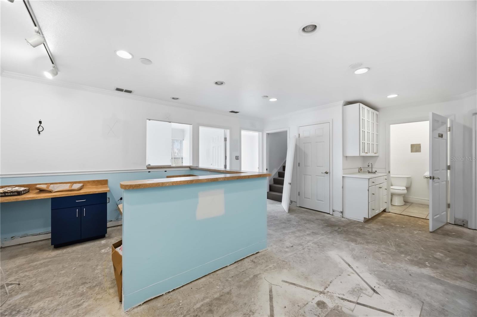 Image 18 of 52 For 2061 Englewood Road # 1-7