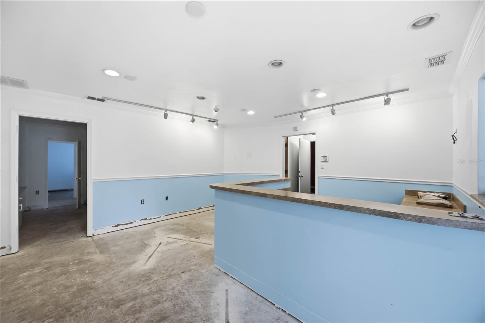 Image 20 of 52 For 2061 Englewood Road # 1-7