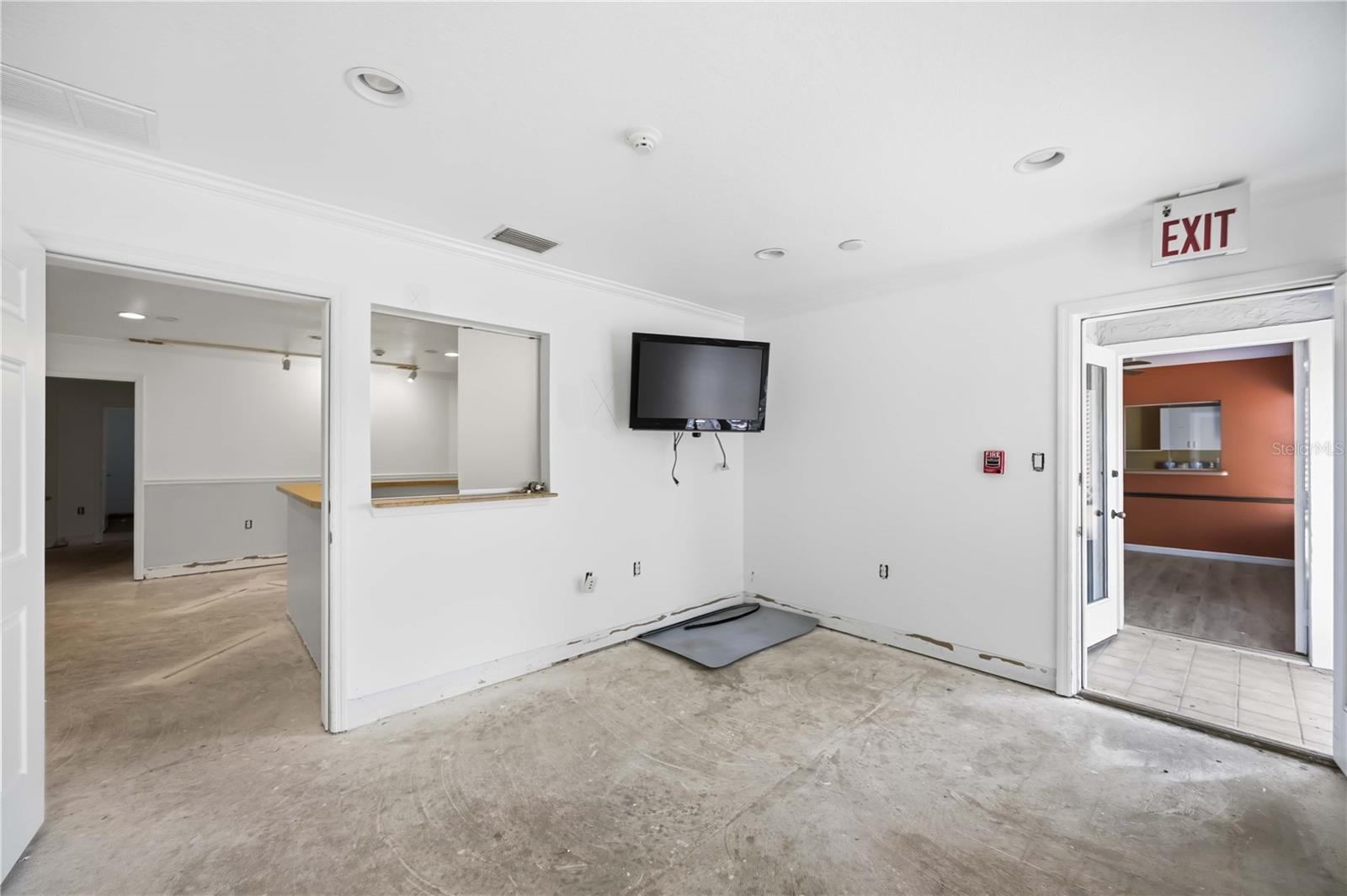 Image 21 of 52 For 2061 Englewood Road # 1-7