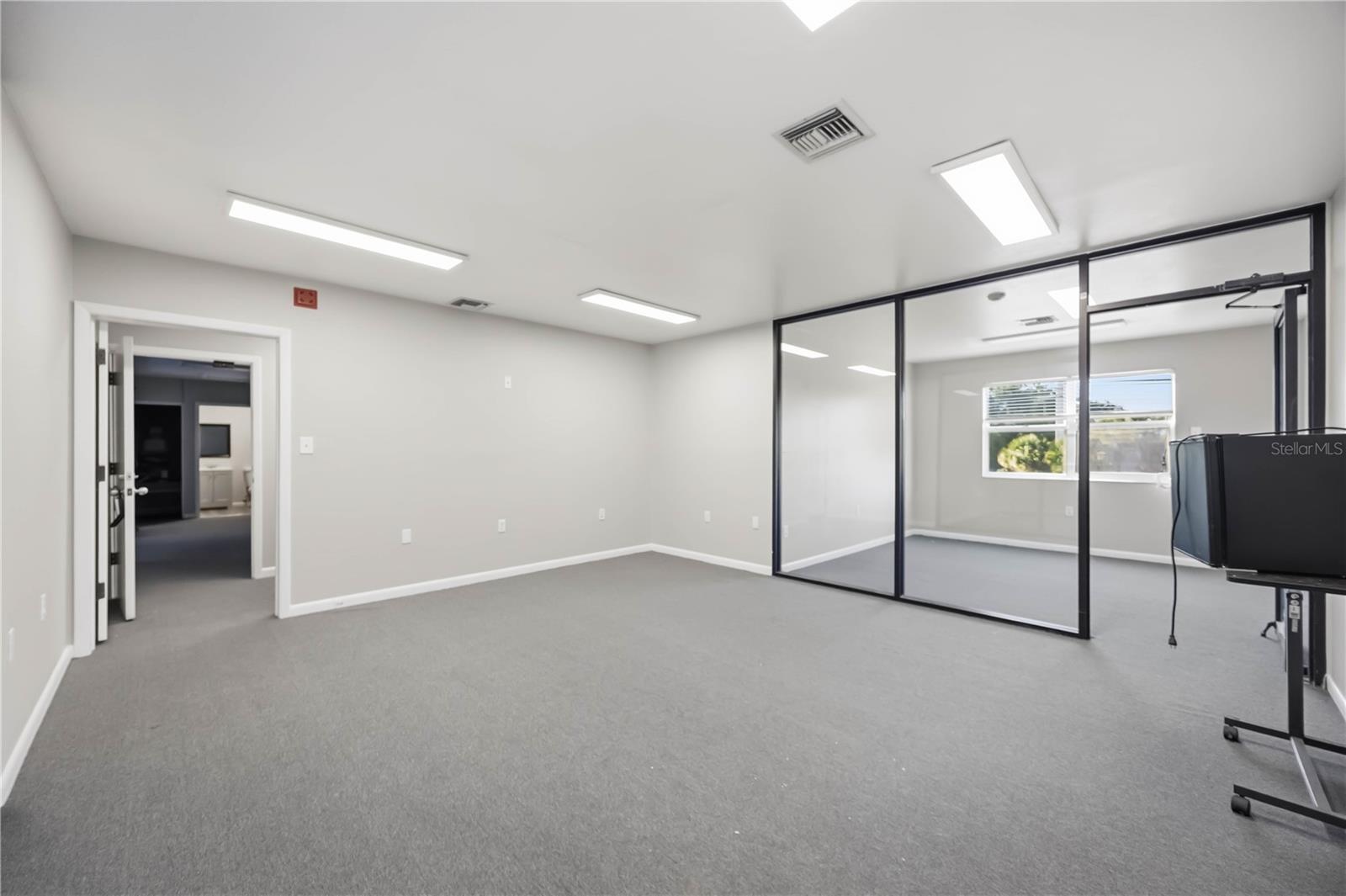 Image 33 of 52 For 2061 Englewood Road # 1-7