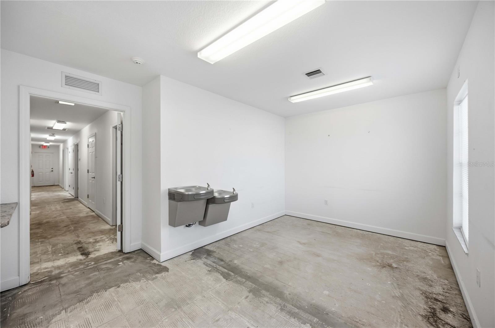 Image 37 of 52 For 2061 Englewood Road # 1-7