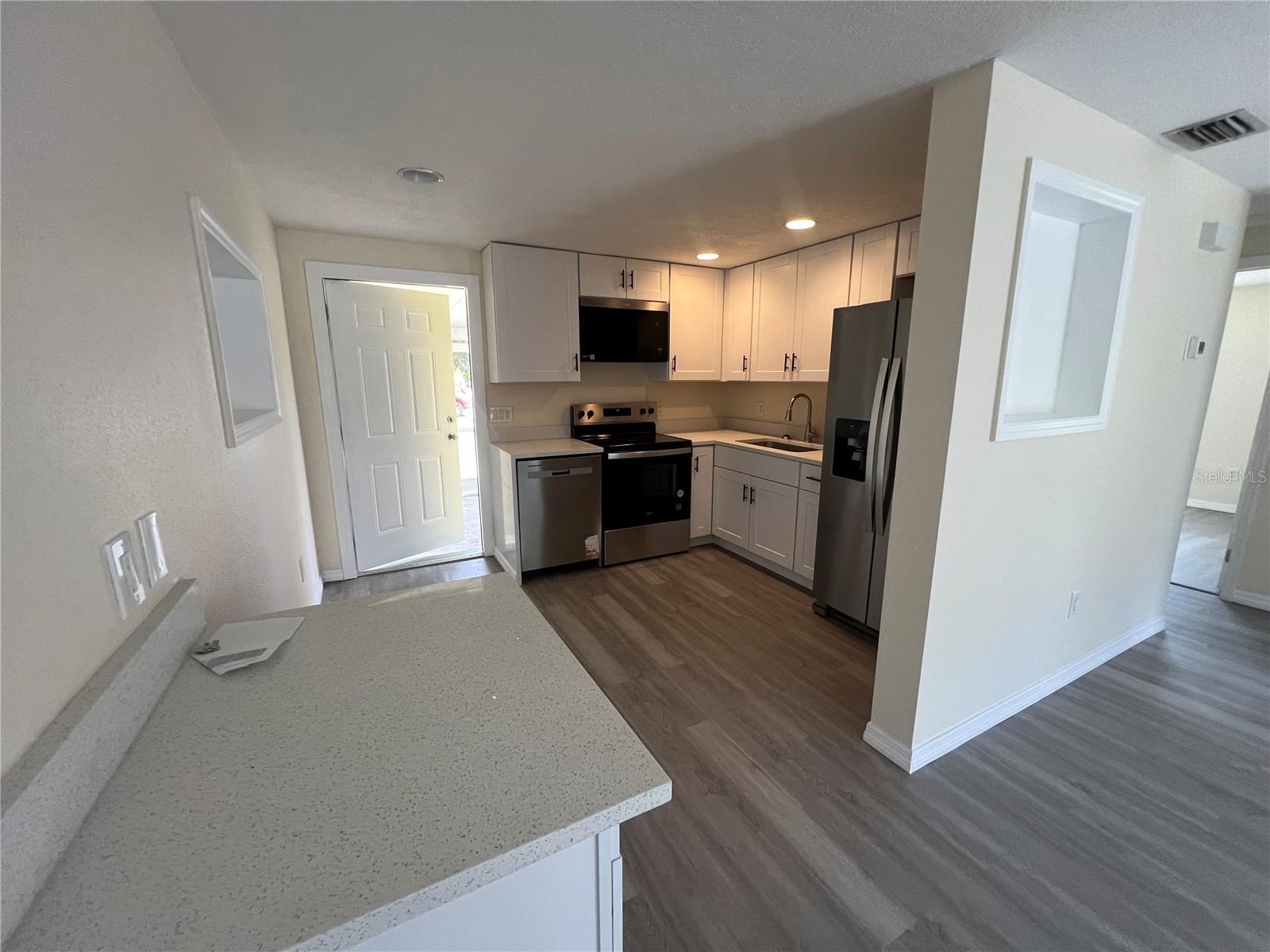 Image 2 of 11 For 275 Pineapple Street 1