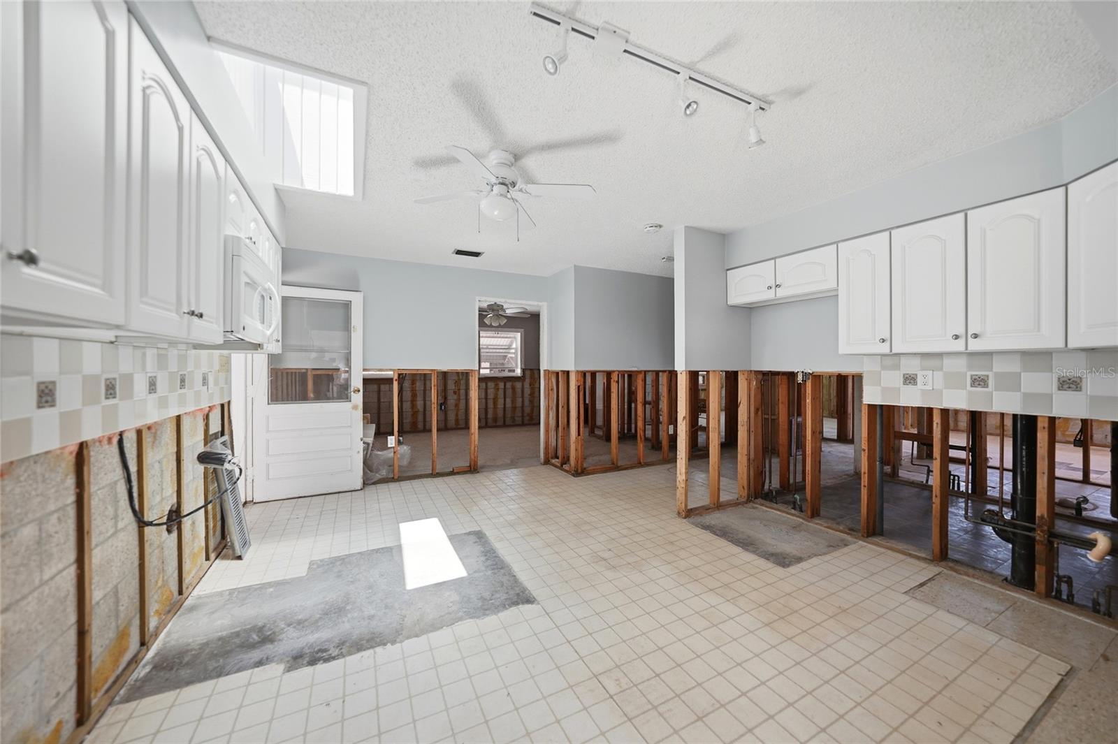 Image 11 of 24 For 425 Fireball Court