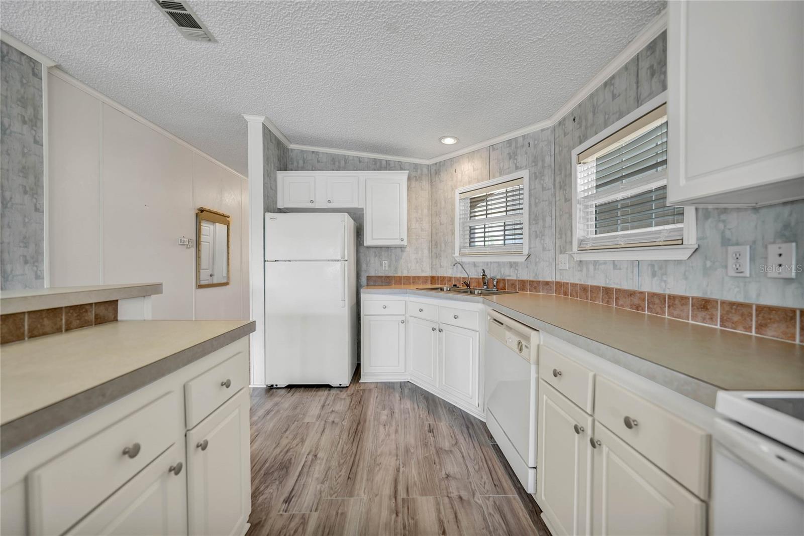 Image 6 of 28 For 2100 Kings Hwy  206