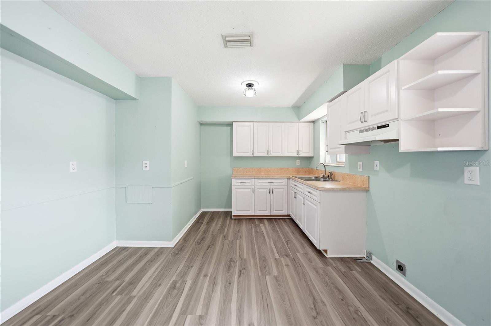 Image 10 of 40 For 704 Manatee Avenue