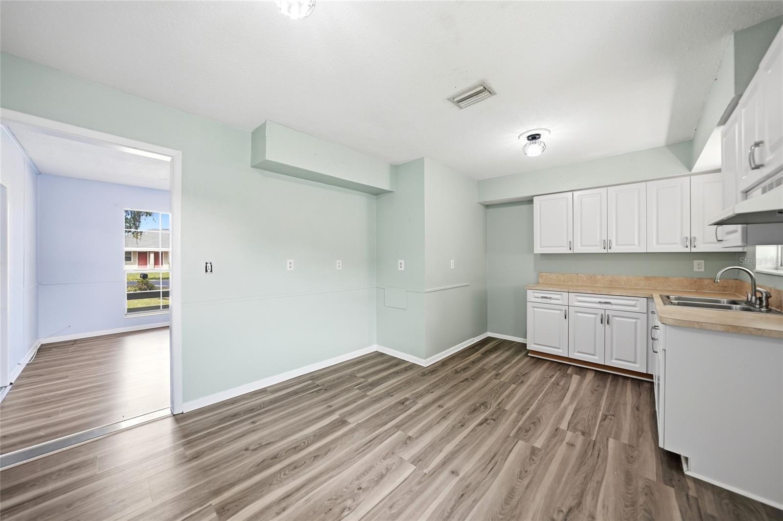 Image 11 of 40 For 704 Manatee Avenue