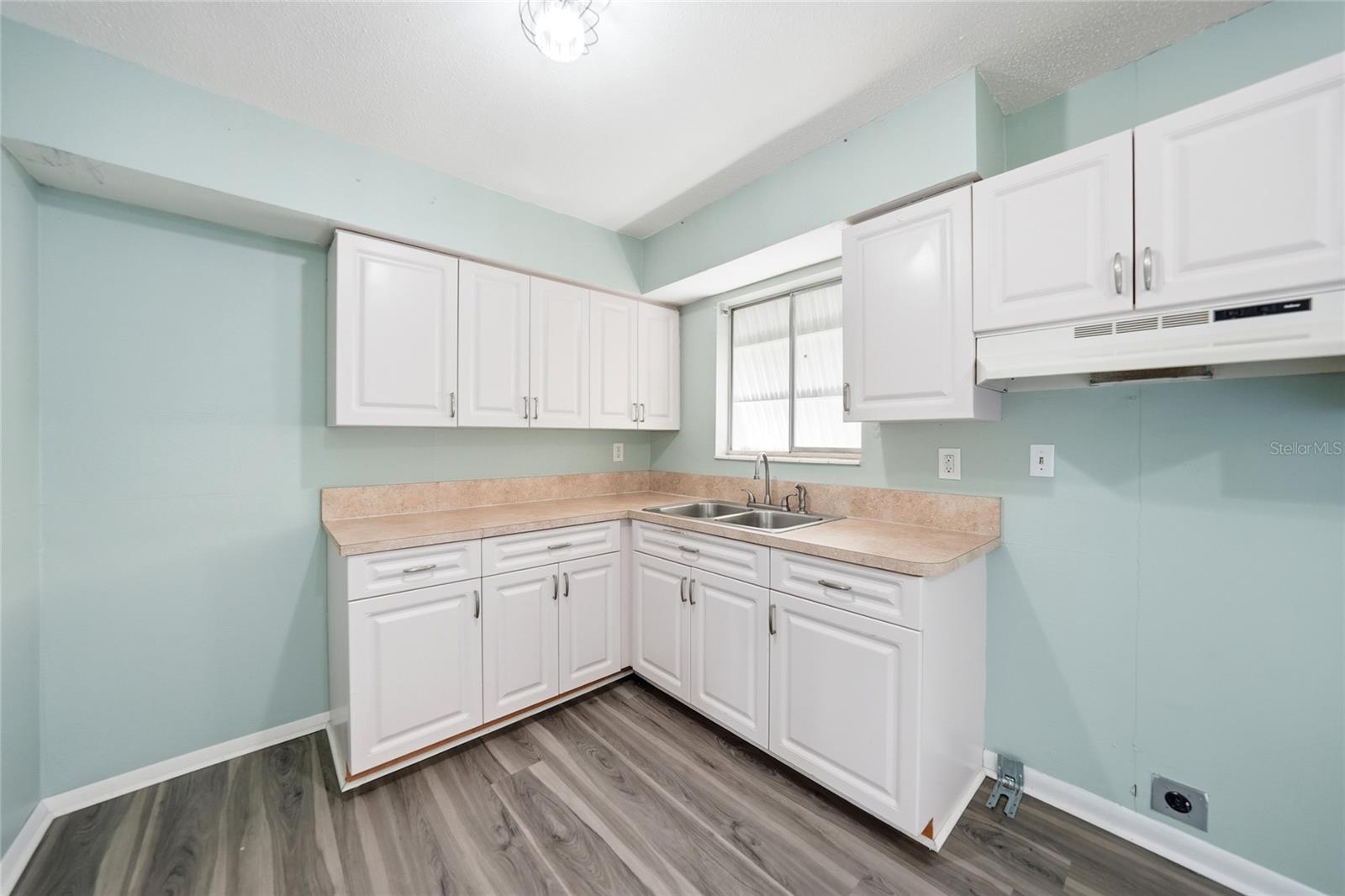 Image 12 of 40 For 704 Manatee Avenue