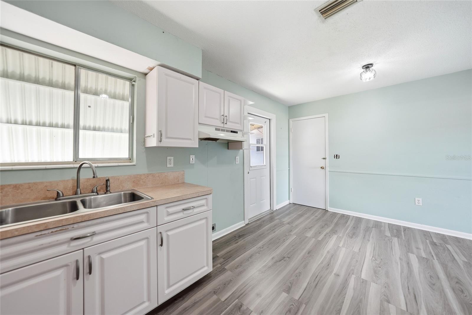 Image 13 of 40 For 704 Manatee Avenue