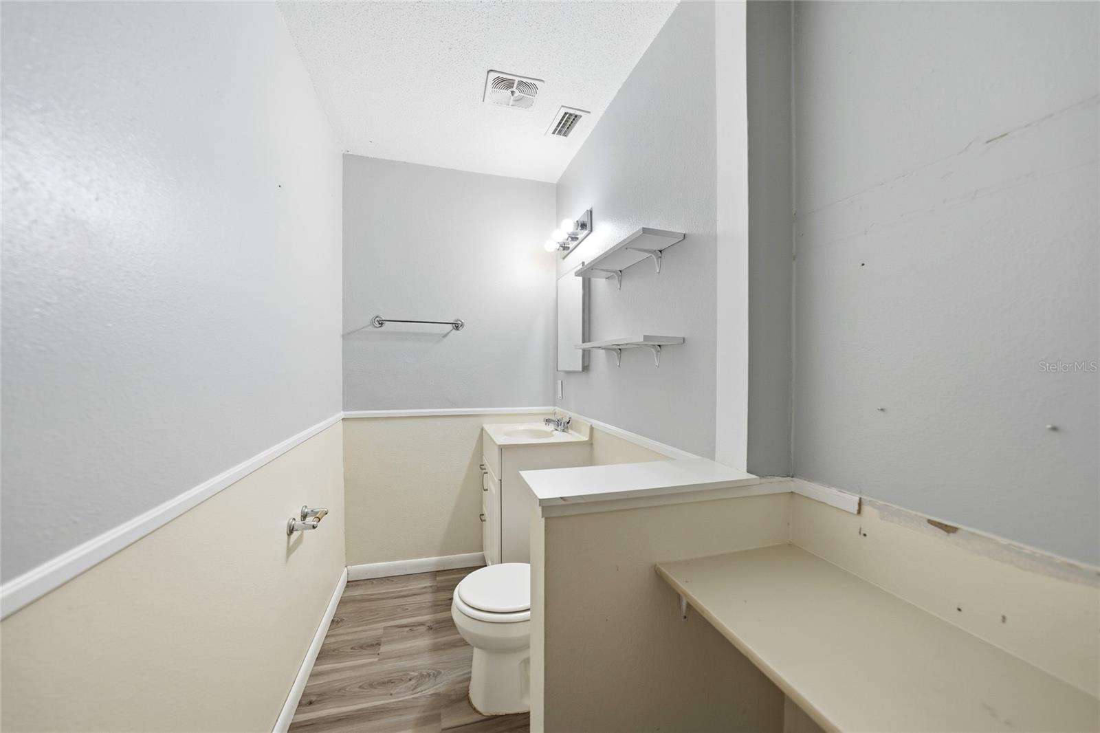 Image 23 of 40 For 704 Manatee Avenue