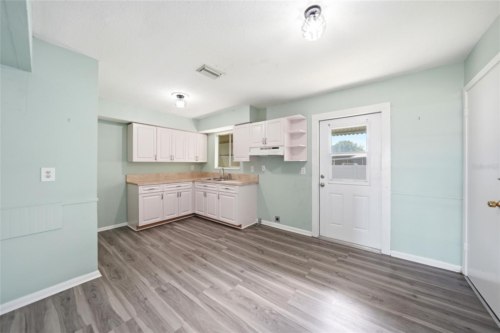 Image 9 of 40 For 704 Manatee Avenue