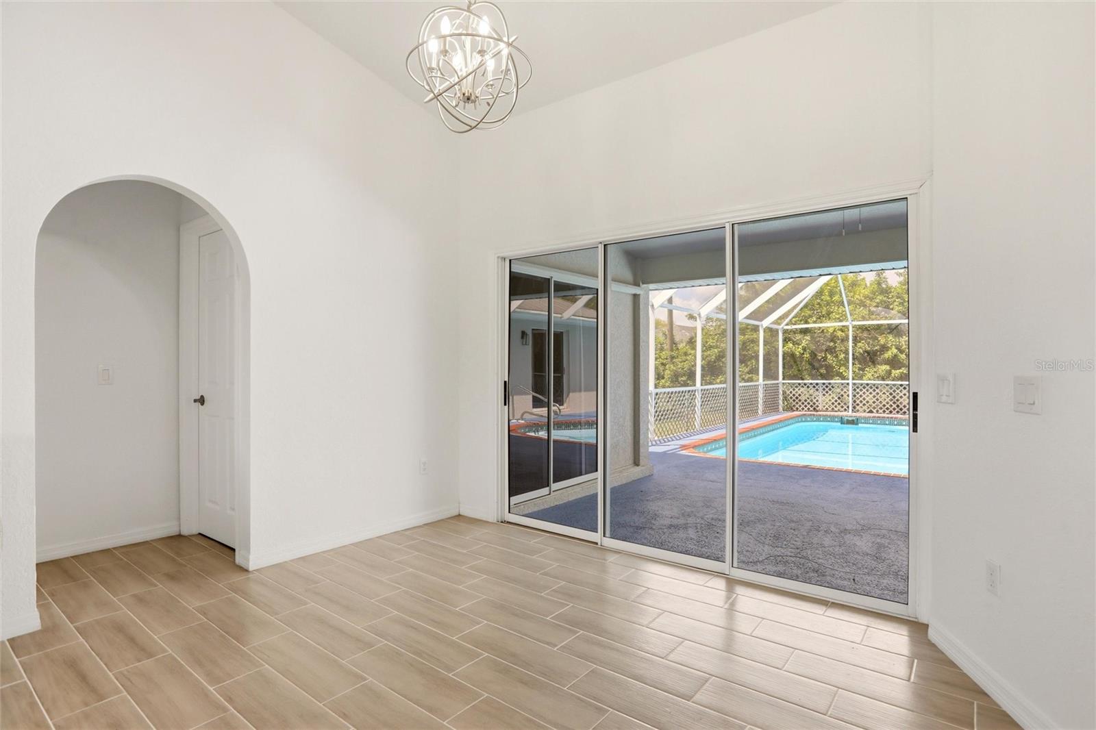 Image 10 of 62 For 830 Columbia Street