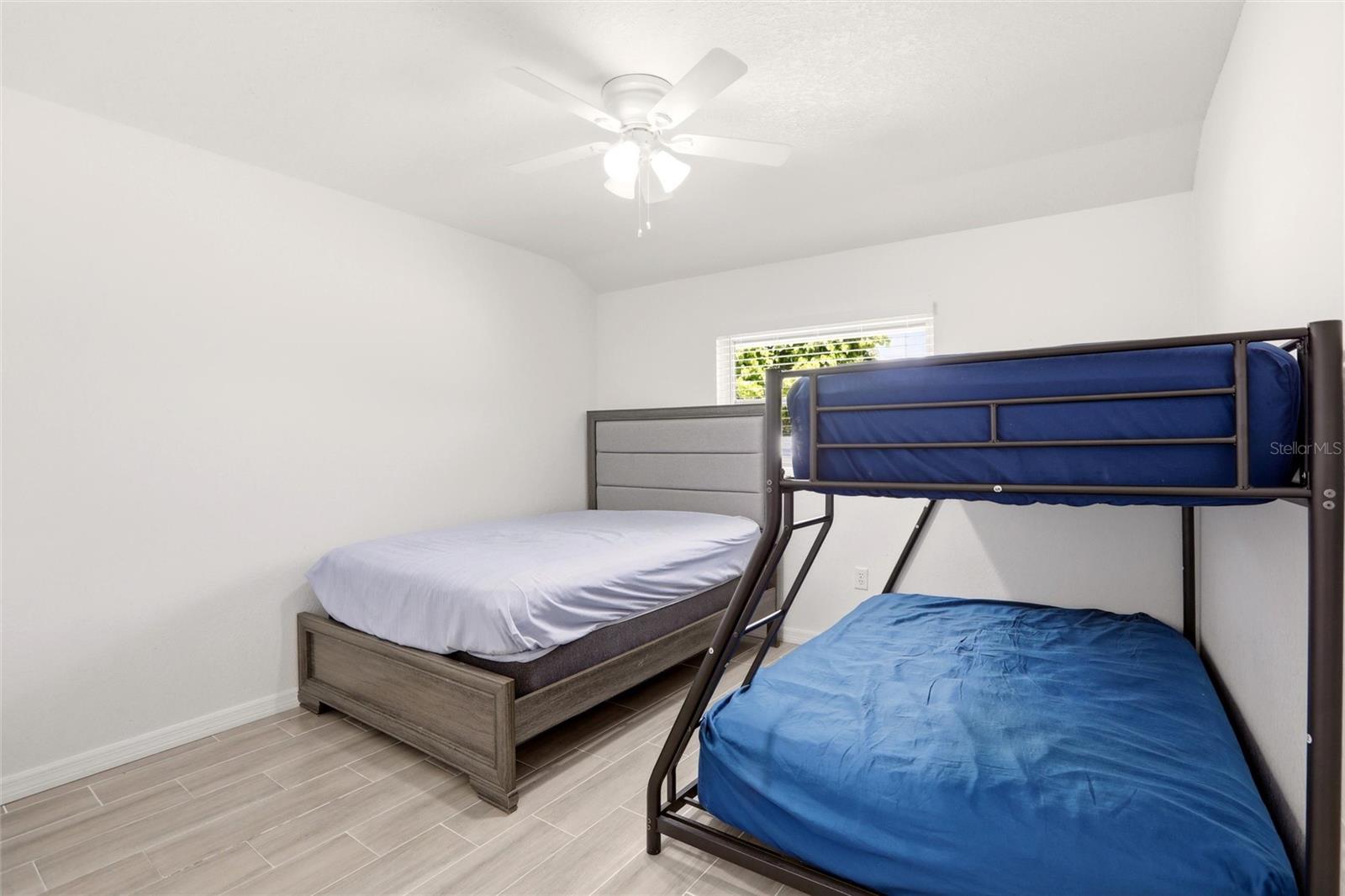 Image 33 of 62 For 830 Columbia Street