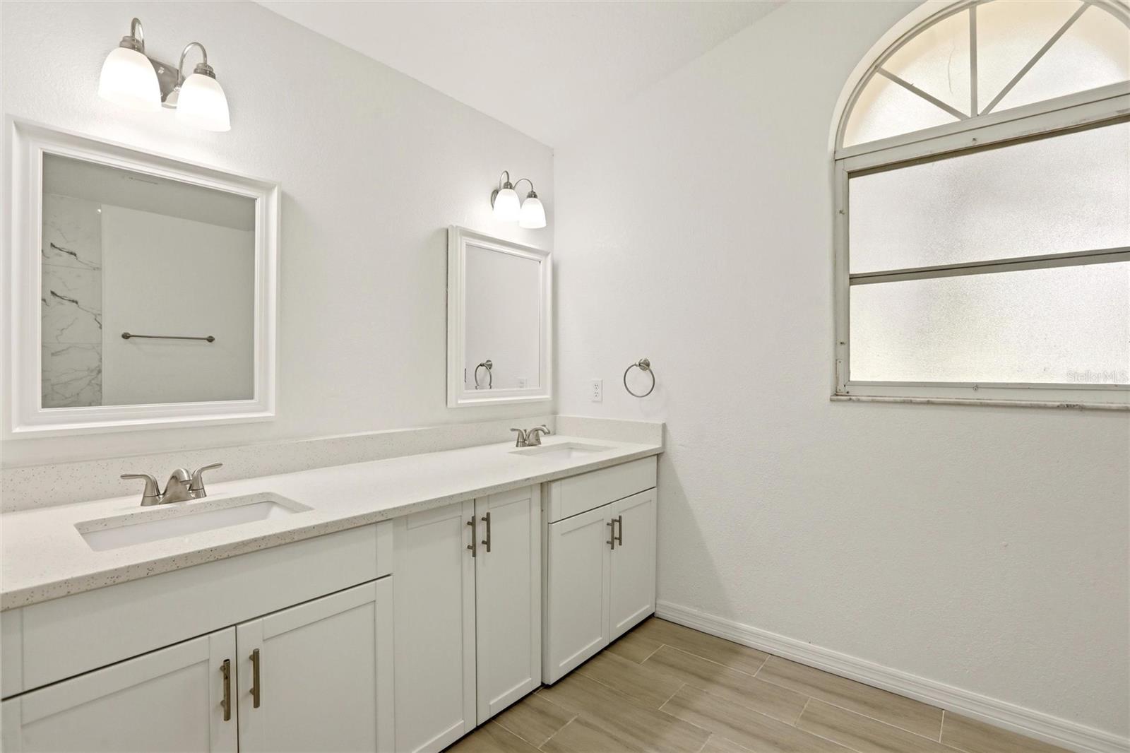 Image 42 of 62 For 830 Columbia Street