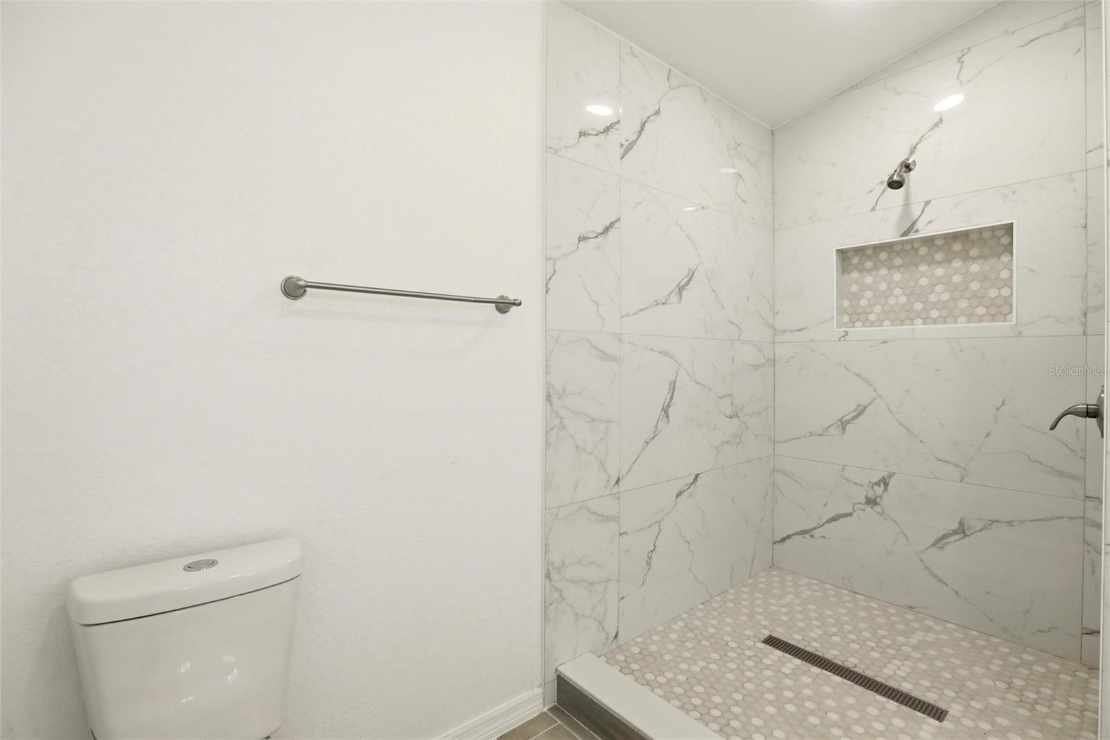 Image 43 of 62 For 830 Columbia Street