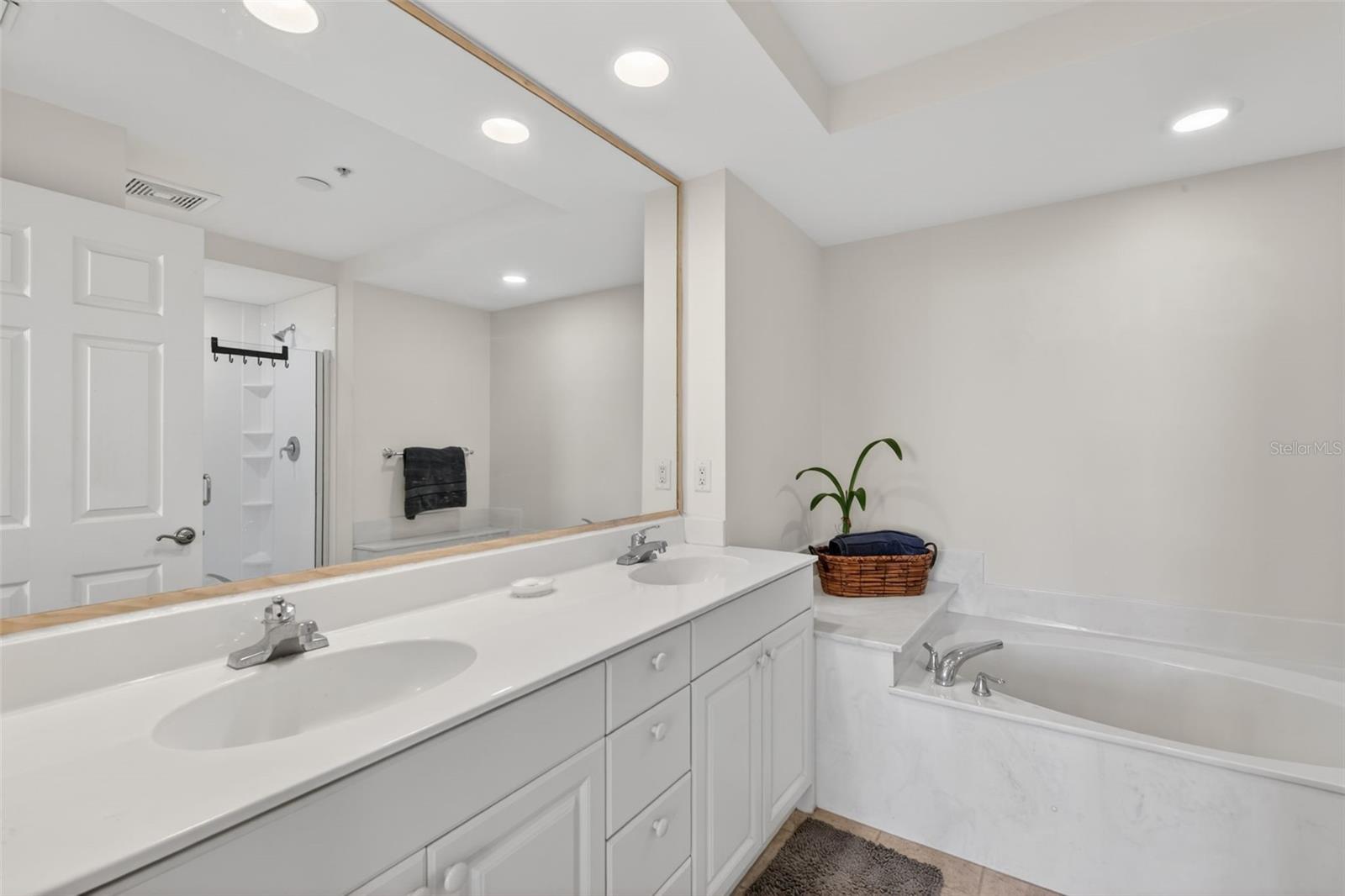 Image 6 of 31 For 3191 Matecumbe Key Road 304