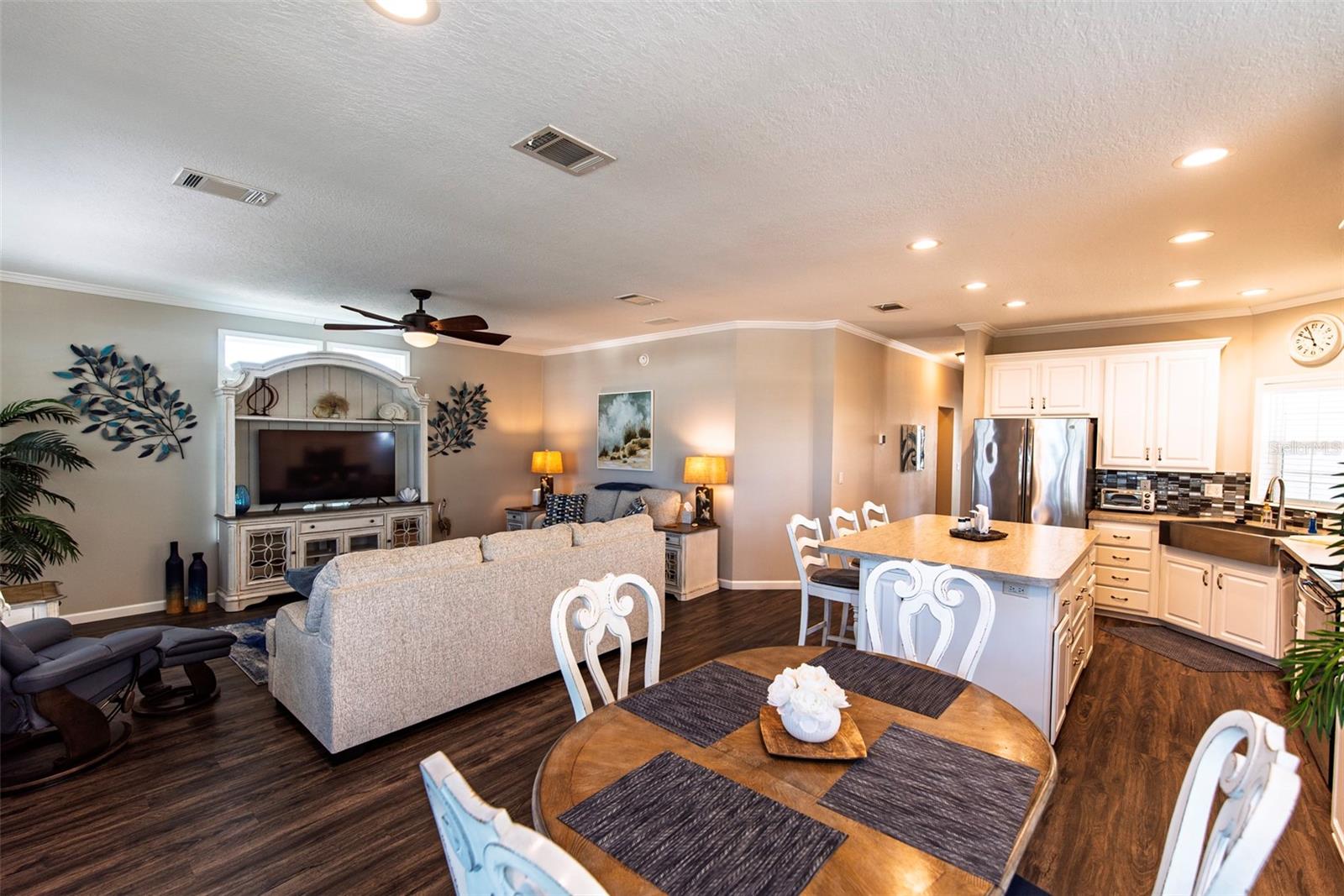 Image 2 of 34 For 9 Freeman Avenue