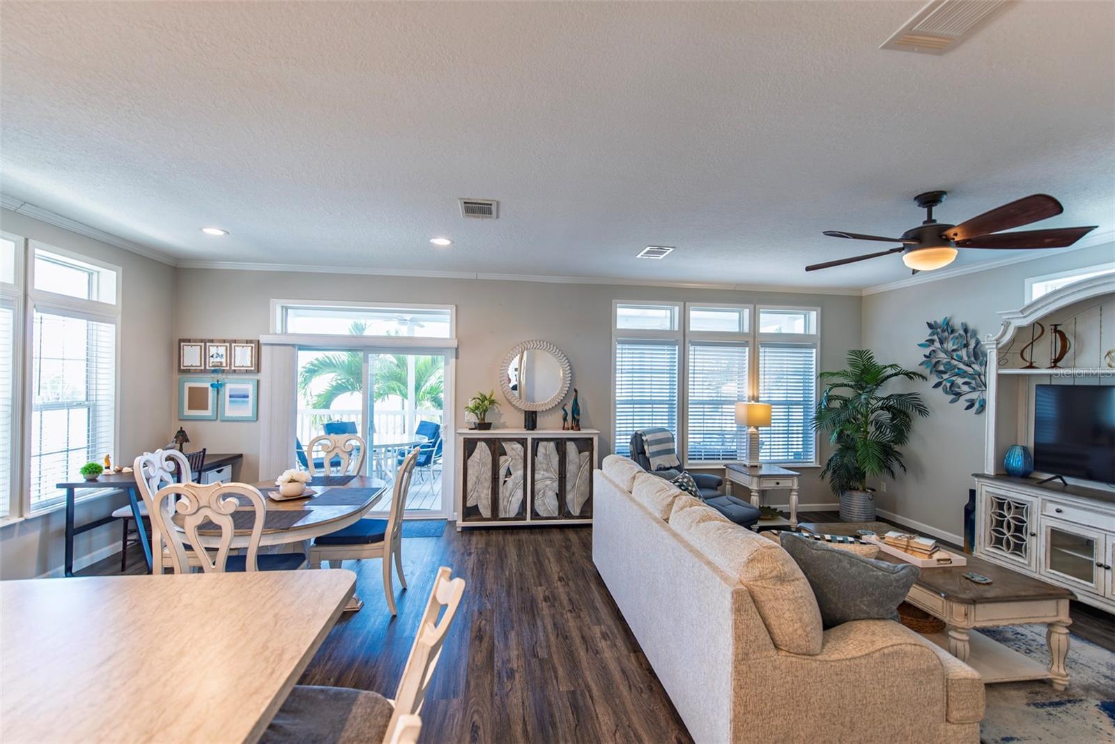 Image 8 of 34 For 9 Freeman Avenue