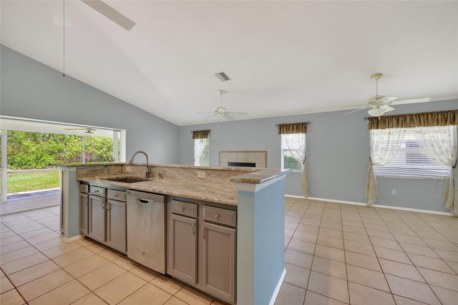 Image 12 of 35 For 13440 Pembroke Circle N