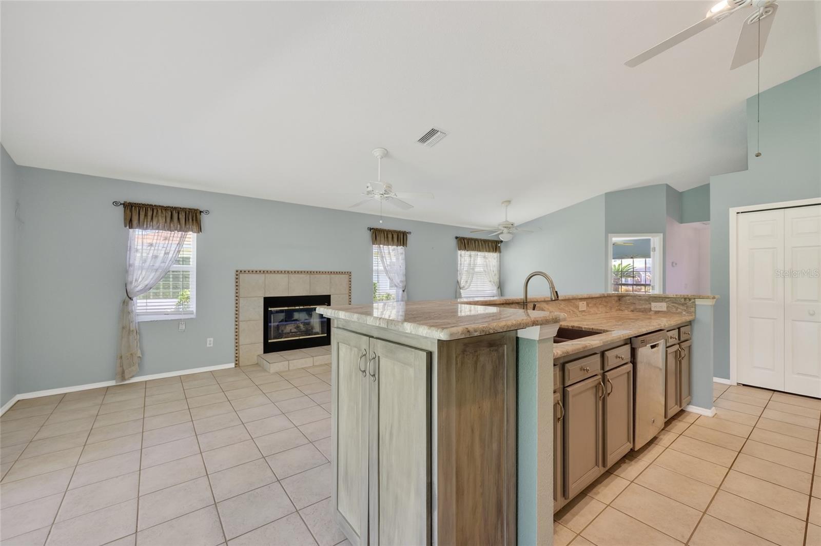 Image 13 of 35 For 13440 Pembroke Circle N