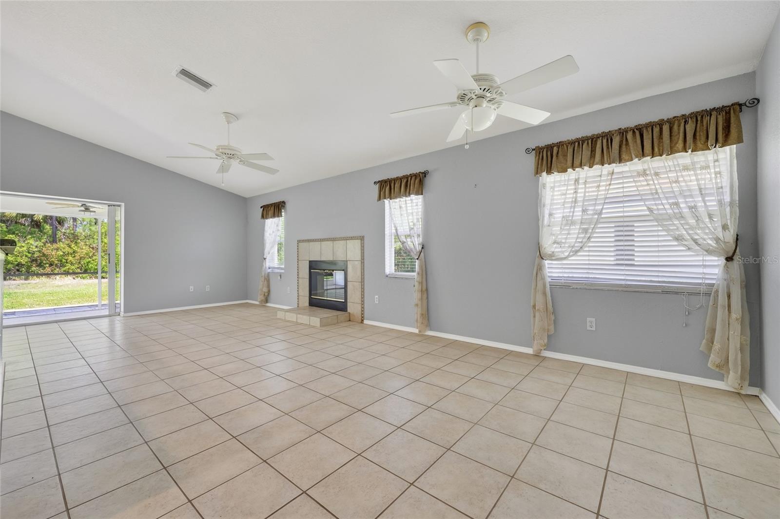 Image 7 of 35 For 13440 Pembroke Circle N