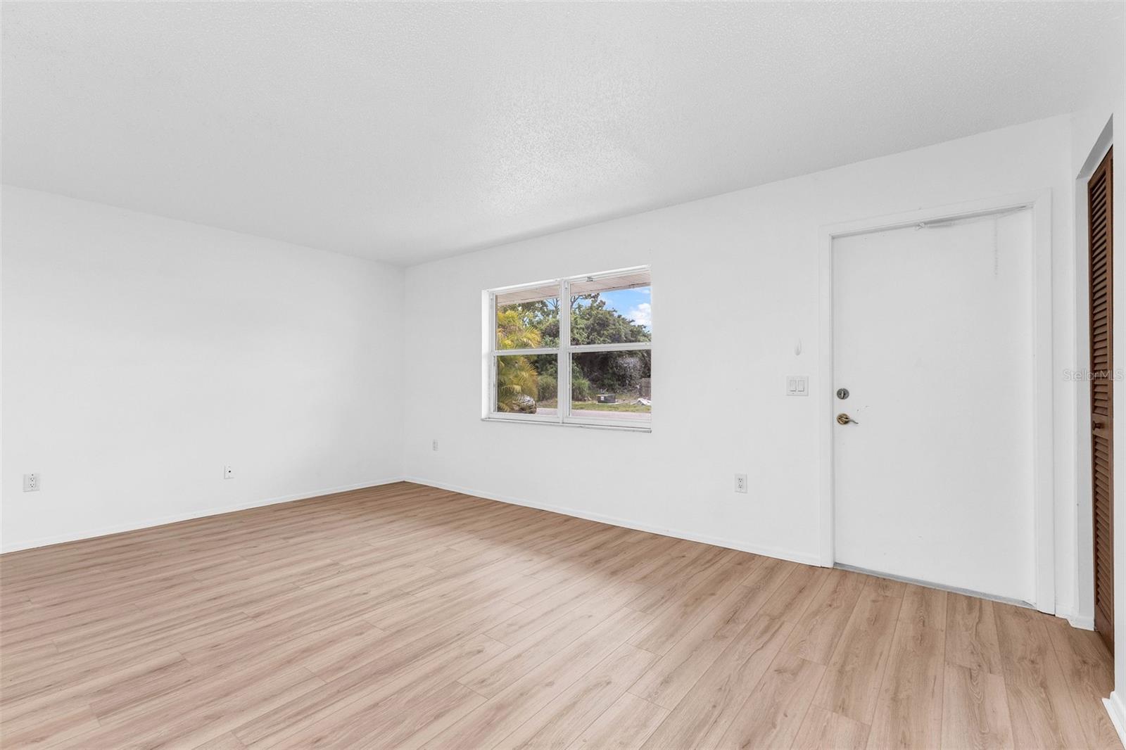 Image 4 of 38 For 1140 Victoria Avenue