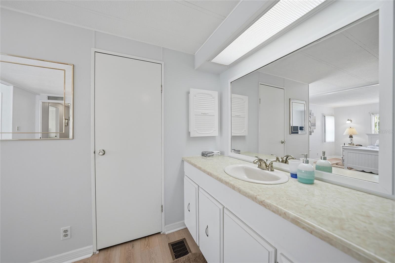 Image 18 of 33 For 10303 Burnt Store Road 173