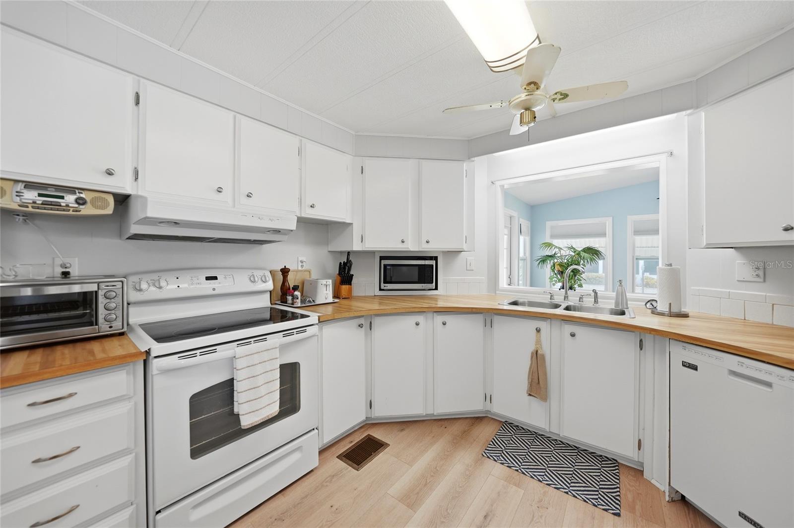 Image 3 of 33 For 10303 Burnt Store Road 173