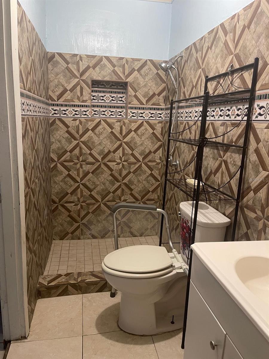 Image 16 of 27 For 901 Sheldon Avenue