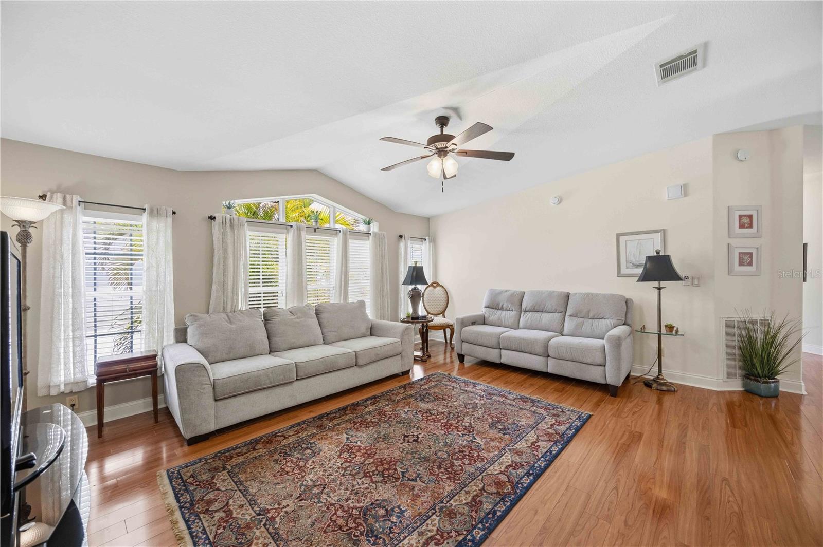 Image 15 of 61 For 18 Emden Circle