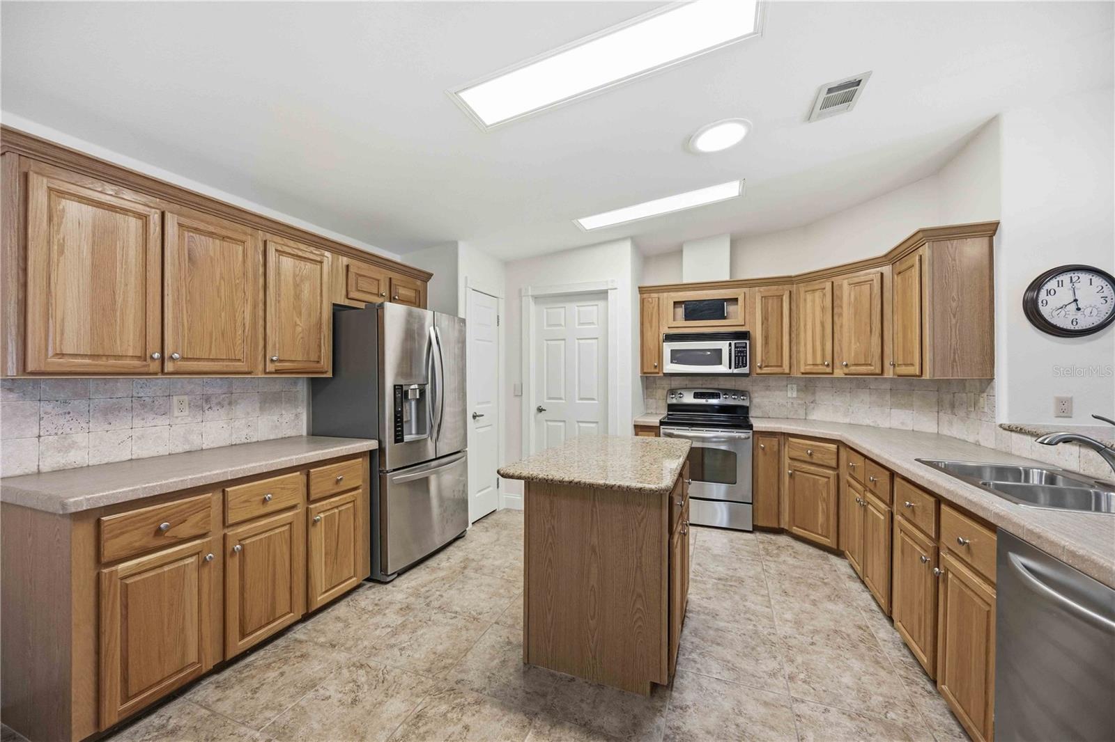 Image 21 of 61 For 18 Emden Circle