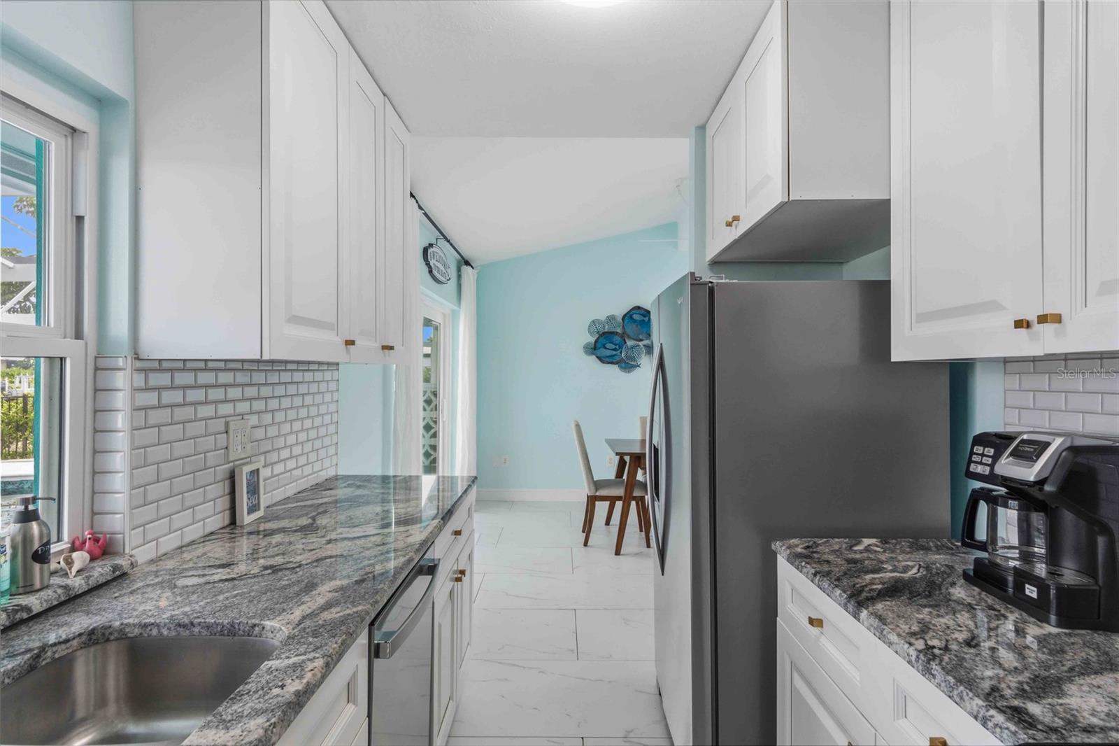 Image 35 of 81 For 1960 Marion Avenue