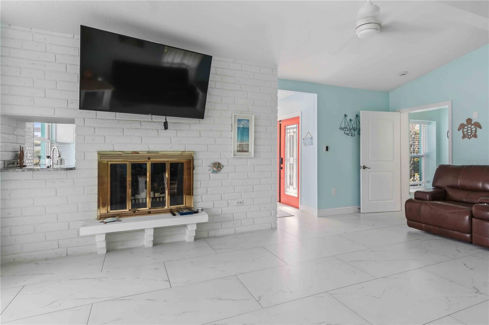 Image 40 of 81 For 1960 Marion Avenue