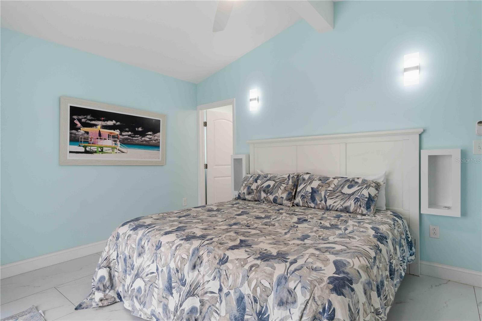 Image 46 of 81 For 1960 Marion Avenue