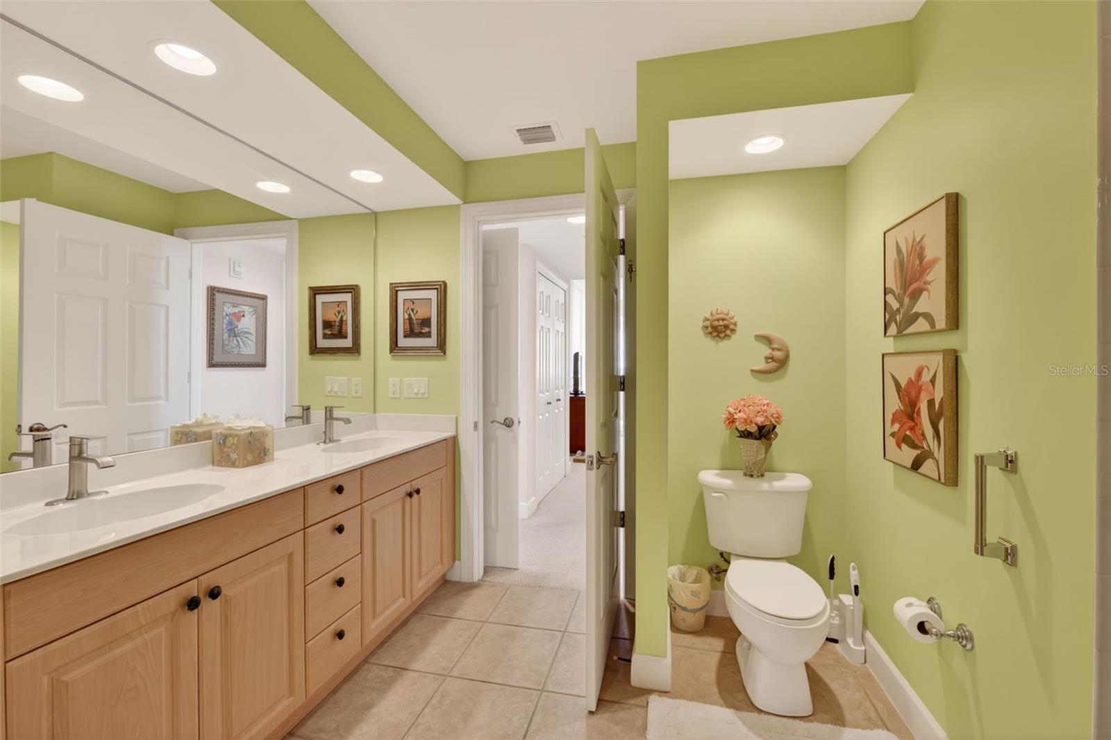 Image 21 of 37 For 3191 Matecumbe Key Road 202