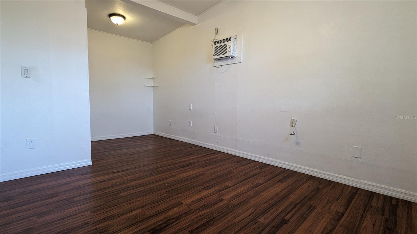 Listing photo id 10 for 3108 Whiting Lane