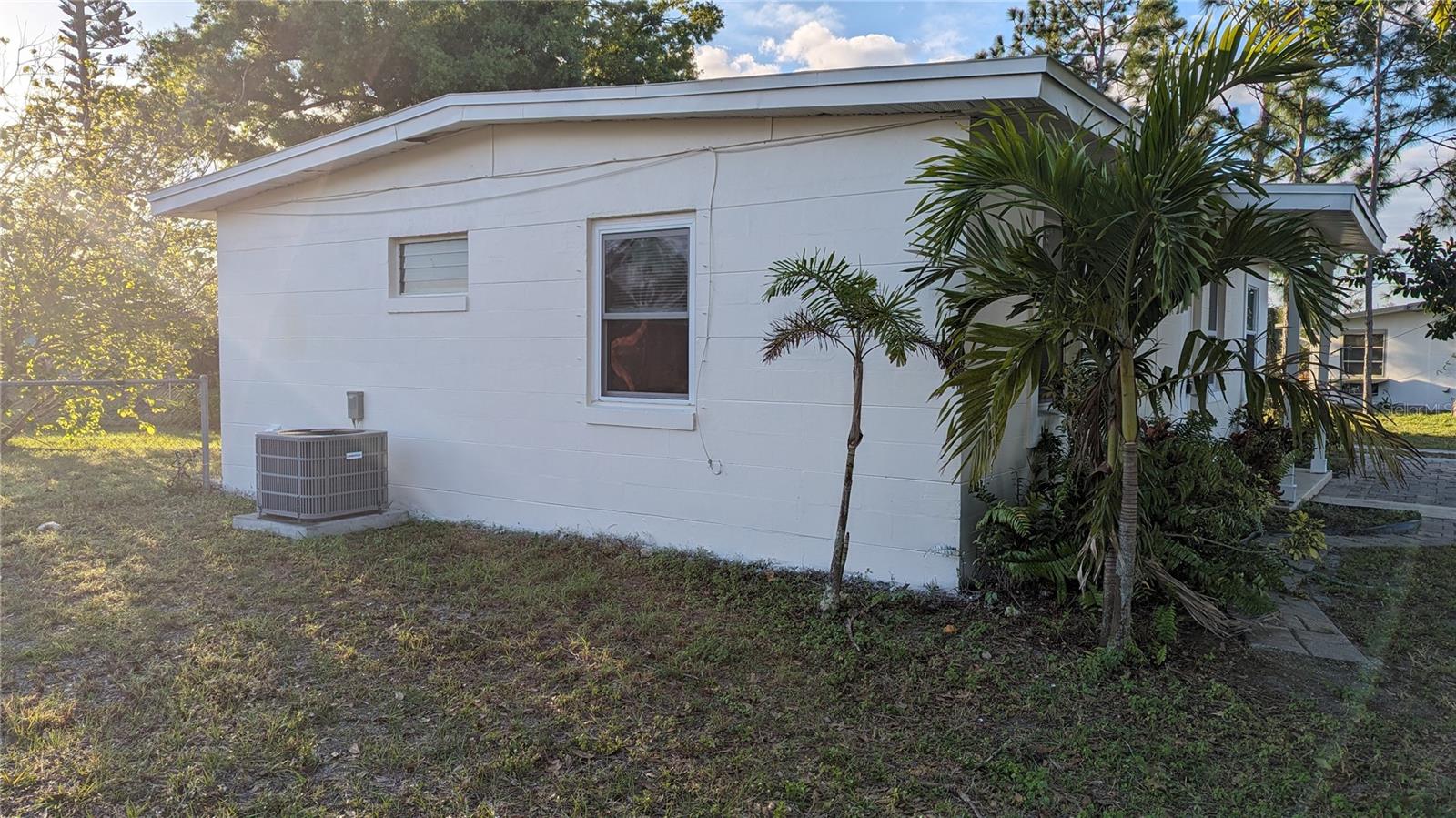 Listing photo id 2 for 3108 Whiting Lane