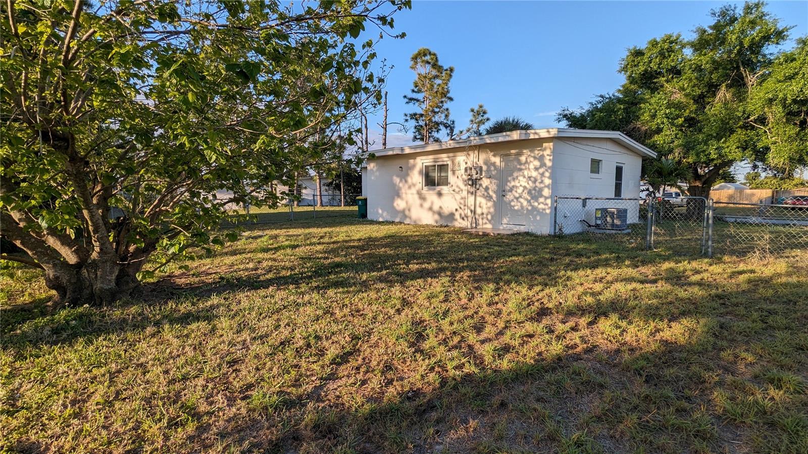 Listing photo id 6 for 3108 Whiting Lane