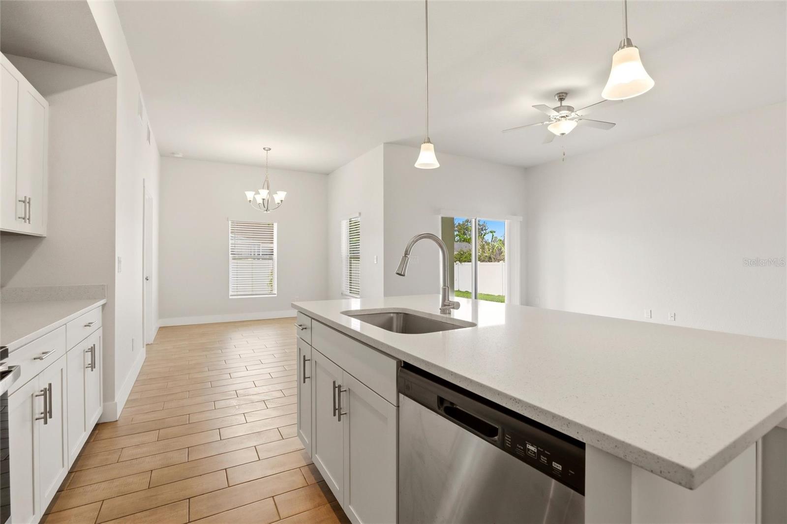 Image 11 of 60 For 870 Columbia Street