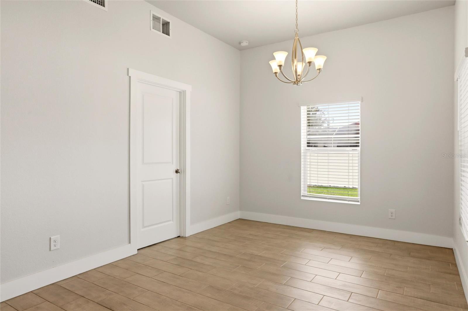 Image 16 of 60 For 870 Columbia Street