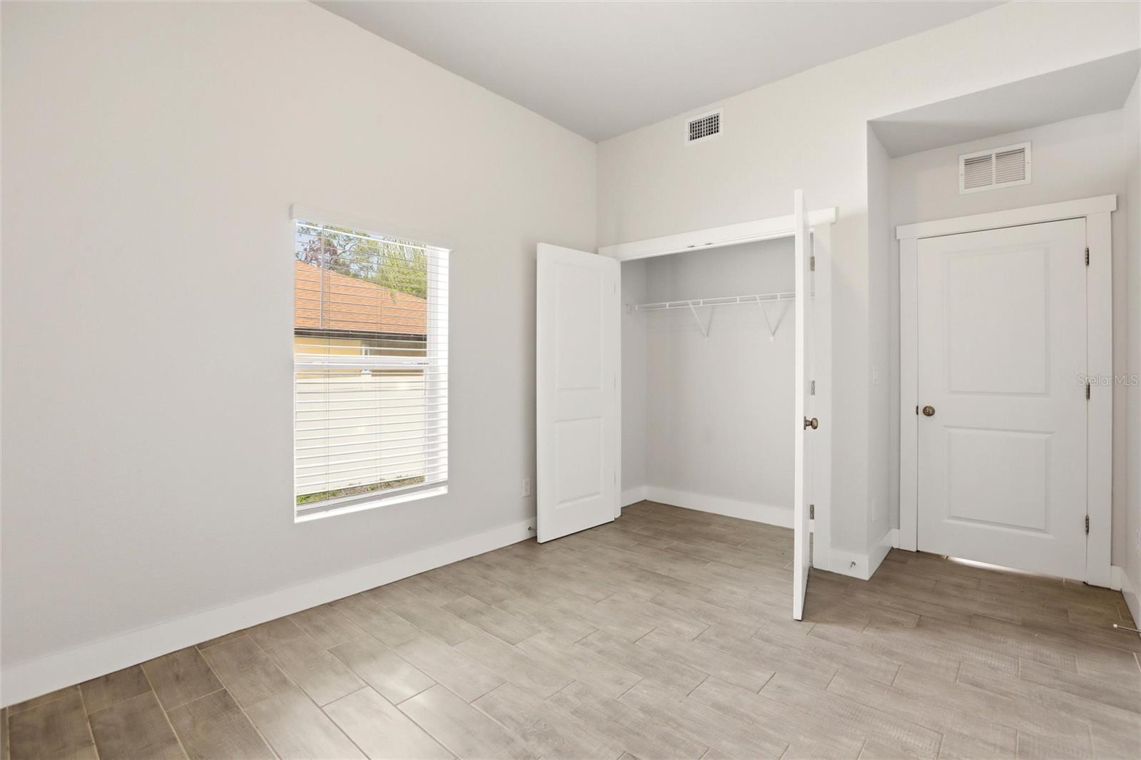 Image 18 of 60 For 870 Columbia Street