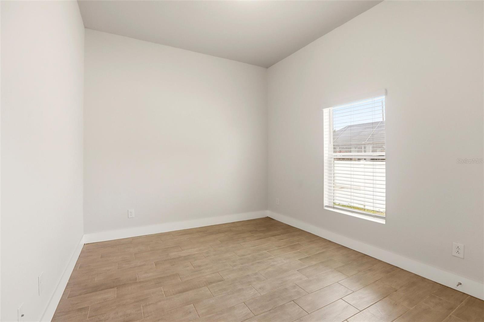 Image 21 of 60 For 870 Columbia Street
