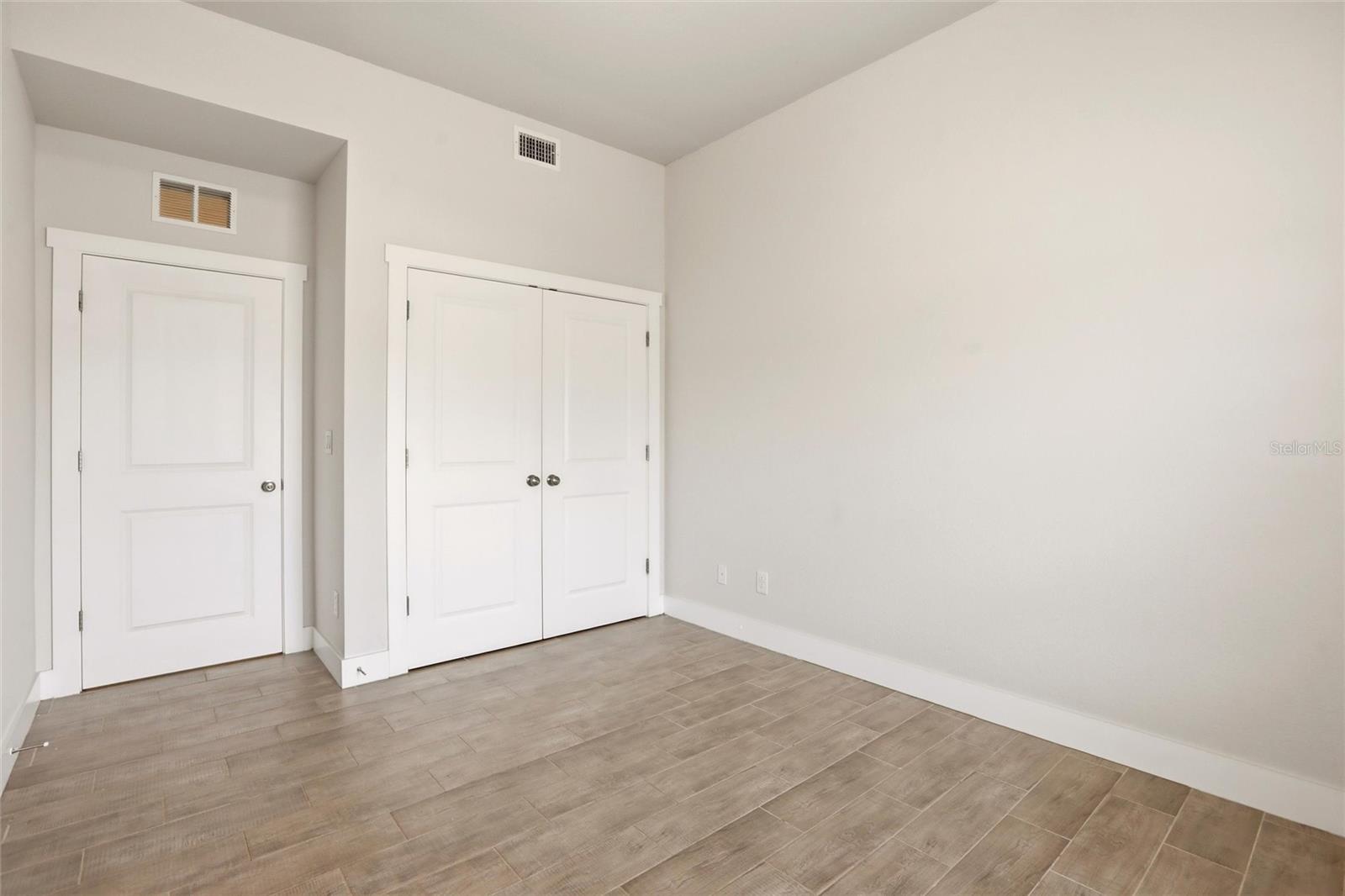 Image 31 of 60 For 870 Columbia Street