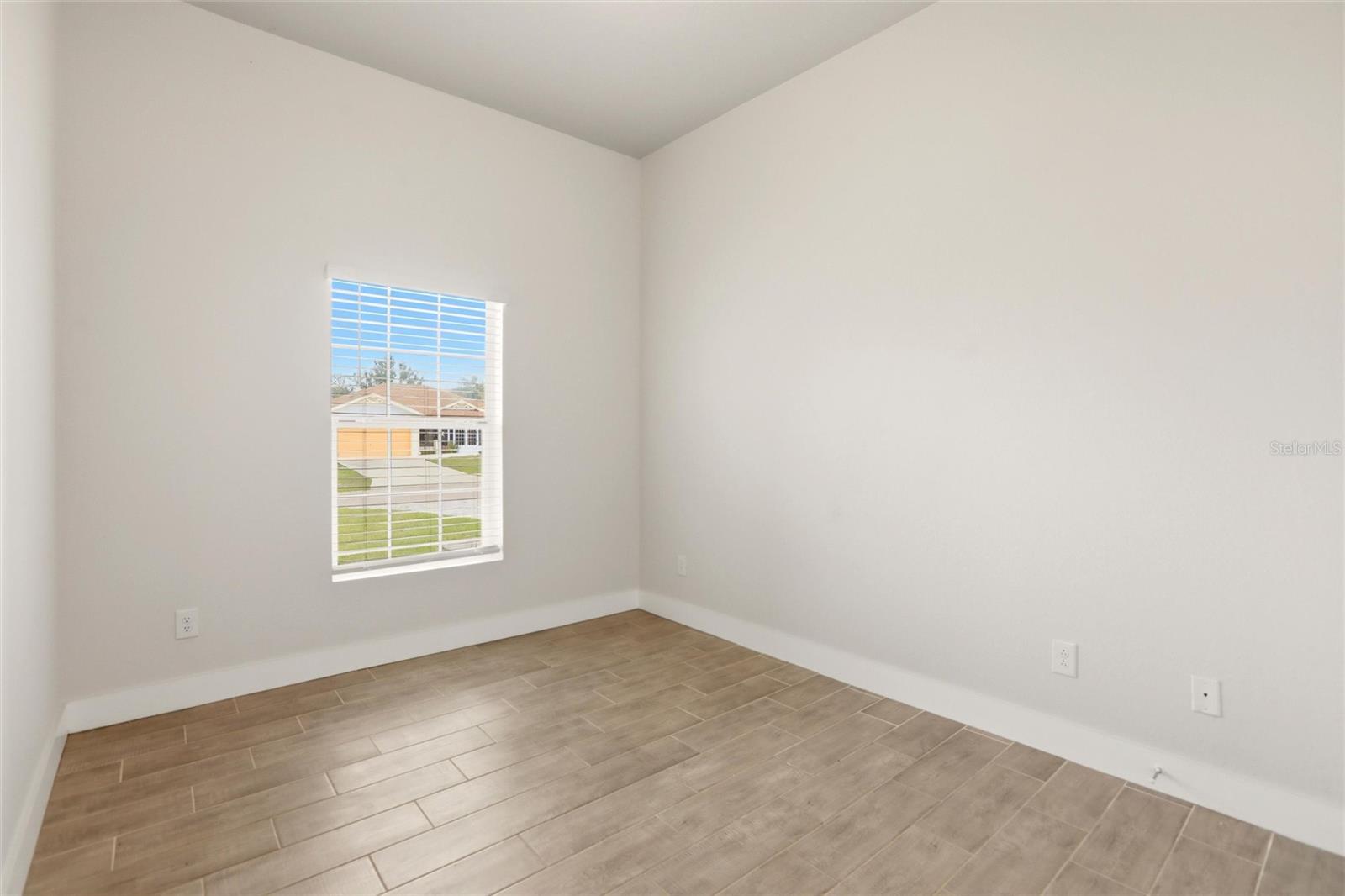 Image 33 of 60 For 870 Columbia Street