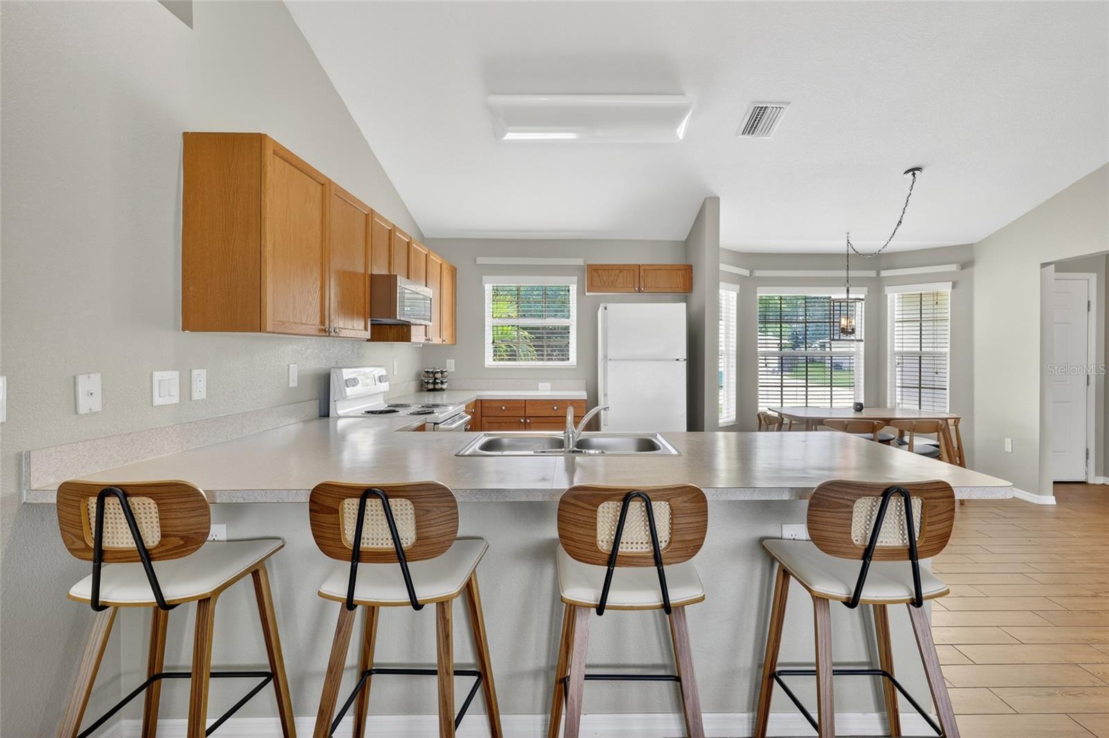 Image 10 of 38 For 421 Londrina Drive